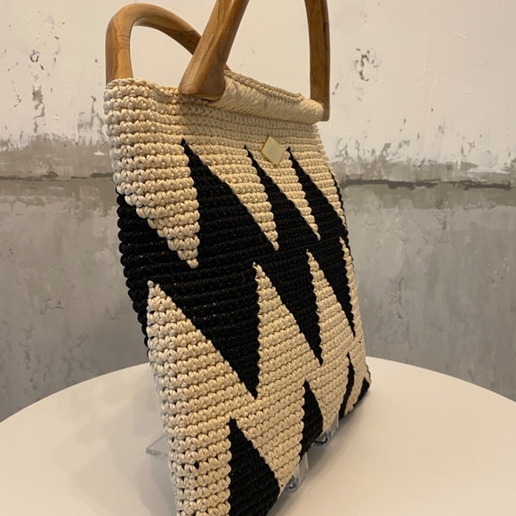 Handwoven Bag with Wooden Handles - Picture 5 of 6